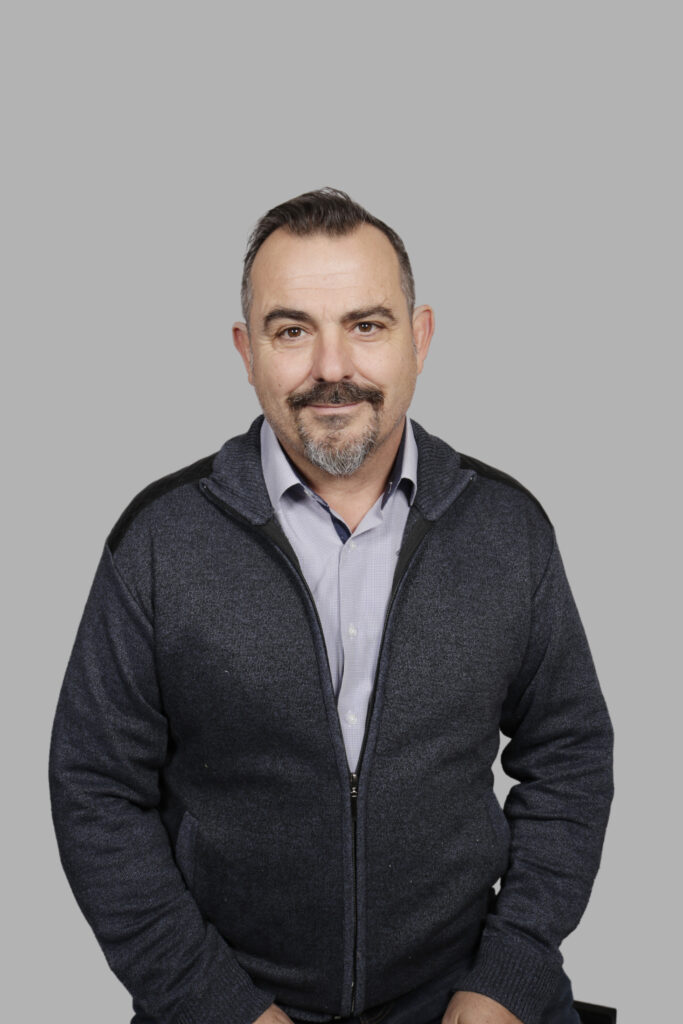 Portrait de Laurent GAST dans son cabinet à Fréjus